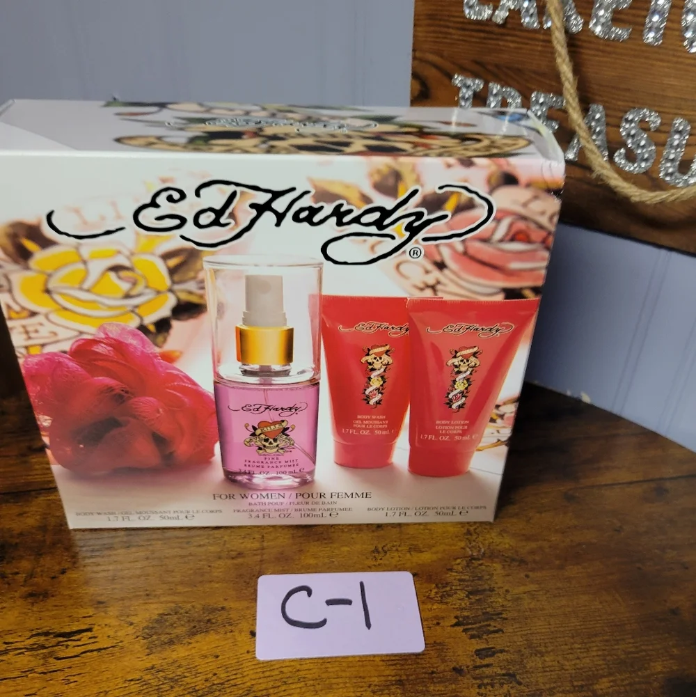 Ed Hardy Women's Body Wash Set - Pink and Gold